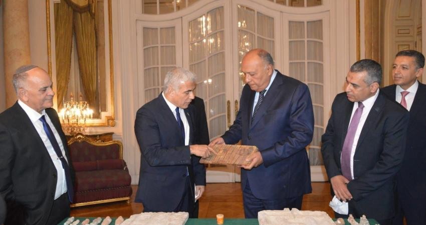 الاحتلال يُعيد 95 قطعة أثرية مهربة إلى مصر