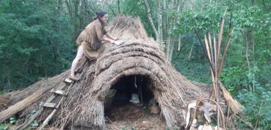 بريطانية هجرت شقتها لتعيش حياة الكهف