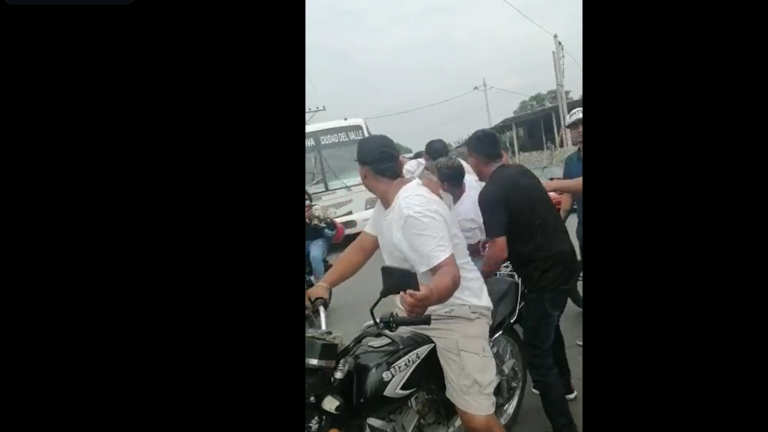 فيديو: شباب يخرجون جثة صديقهم من النعش ويتجولون بها على دراجة نارية في رحلة وداعية!