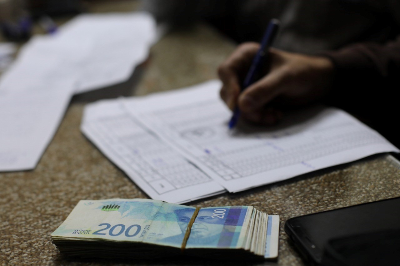 شرطة غزّة تُفرج عن  140 نزيلًا من الغارمين في نظارتها