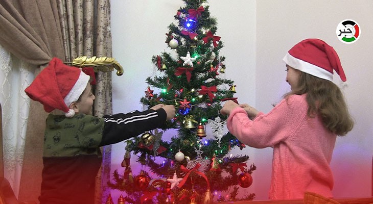 وسط إضاءة شجرة الميلاد