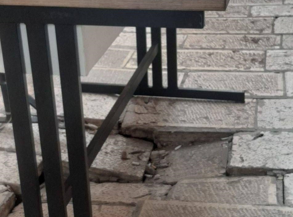 انهيار أرضية بشكل جزئي في منطقة باب الحديد بالقدس