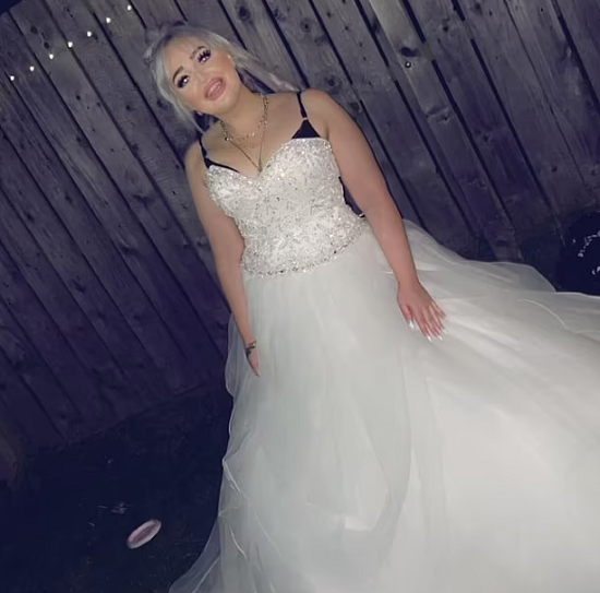 بريطانية تحرق فستان زفافها فى حفلة الطلاق