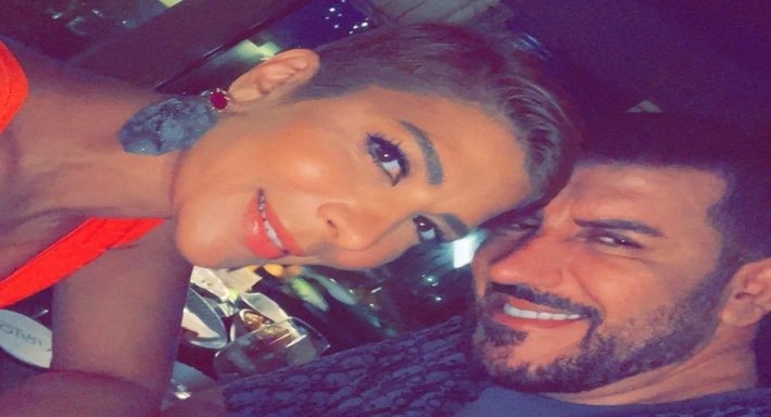 بصورة له وهو نائم .. أصالة تغازل زوجها : ” نوم الهنا يا قطعة من روحي “