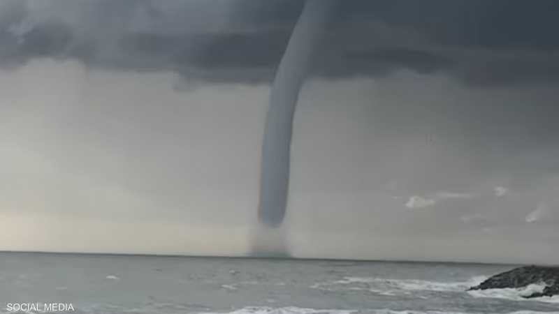 فيديو: "عمود الماء الطائر".. مشهد يرصد ظاهرة نادرة في المتوسط