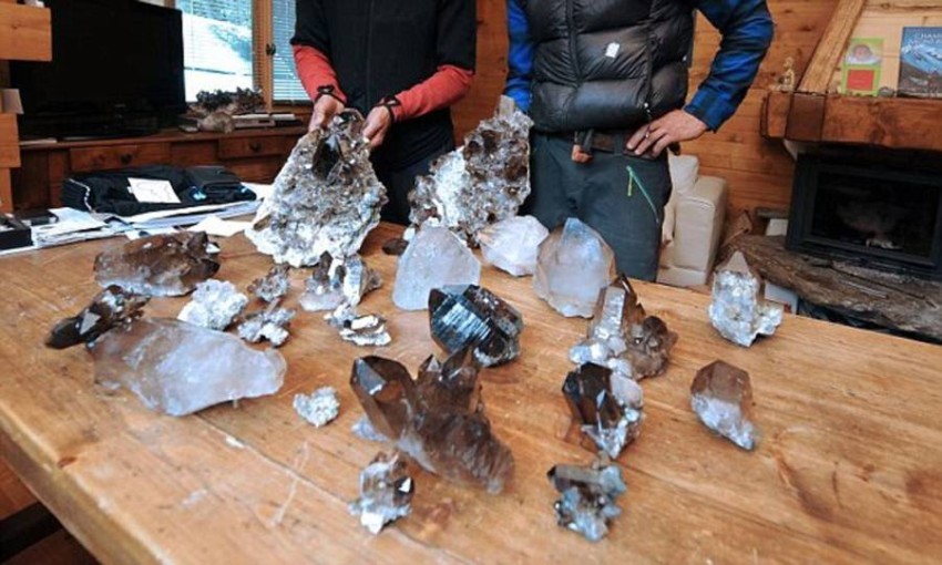 مغامر فرنسي يعثر على كنز من الأحجار الكريمة في مكان غير متوقع