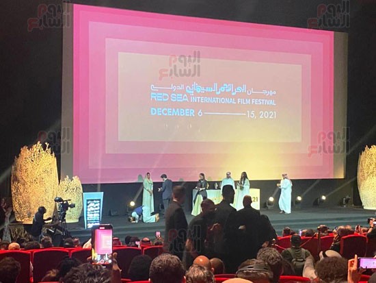 صناع فيلم "تمزُّق" يسجدون على المسرح بعد فوزه بمهرجان البحر الأحمر