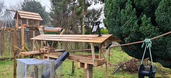 بريطانى يبنى مجمعا ترفيهيا للسناجب والثعالب فى حديقة بيته