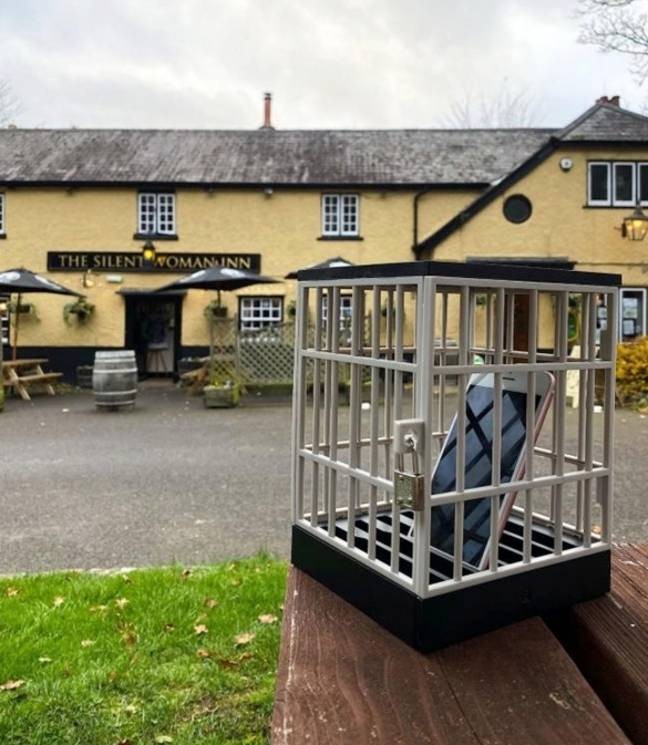 "مقابل حبس هواتفهم فى زنزانة أثناء الأكل".... مطعم بريطانى يقدم خصم 50% لعملائه