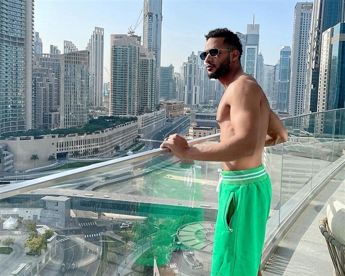 "أنا الحاضر" .. محمد رمضان يستفز الجمهور بظهوره عارياً