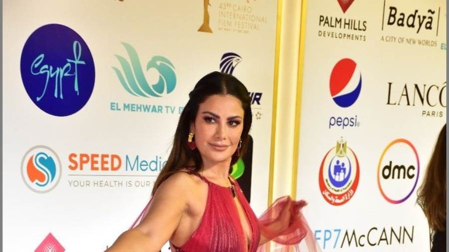صبا مبارك تغضب من معجب حاول الإمساك بيدها من أجل صورة