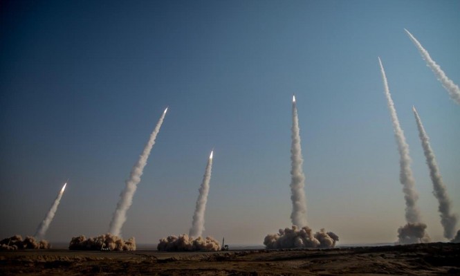 إيران تُجري مناورة تُحاكي إطلاق 16 صاروخاً بالتزامن نحو هدف واحد