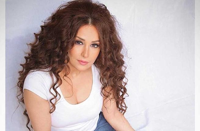 كندا حنا تحتفل بعيد ميلادها على طريقتها