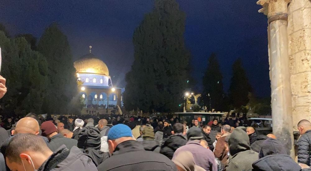آلاف المصلين يُلبون نداء "الفجر العظيم" للصلاة في باحات المسجد الأقصى