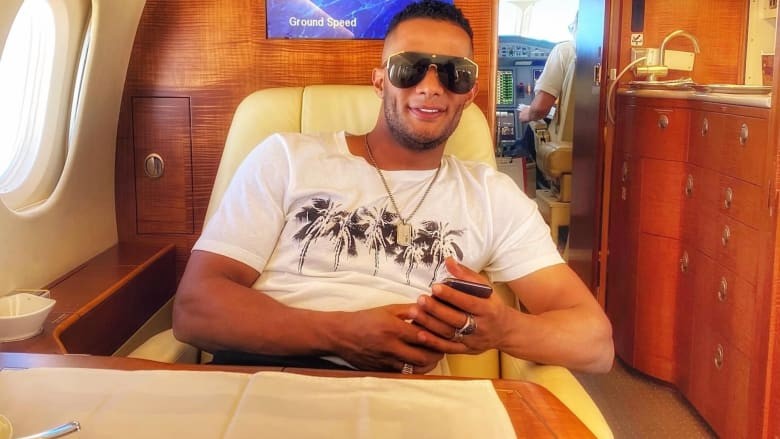 شاهد: الفنان "محمد رمضان" يخلع ملابسه مجدداً