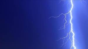 فيديو: يظهر رجلا أصيب بصاعقة مباشرة!