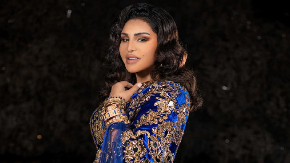 فيديو: مدير أعمال الفنانة "أحلام" يتغزل بها في الحجاب والفنانة "تحذره" من زوجها