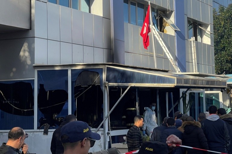 تونس: وفاة و12 إصابة خلال حريق اندلع بالمقر الرئيس لحزب النهضة