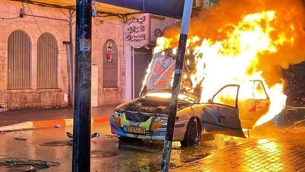 مُراقبون يُعلقون على حادثة إحراق سيارة للمستوطنين في رام الله ليلة أمس