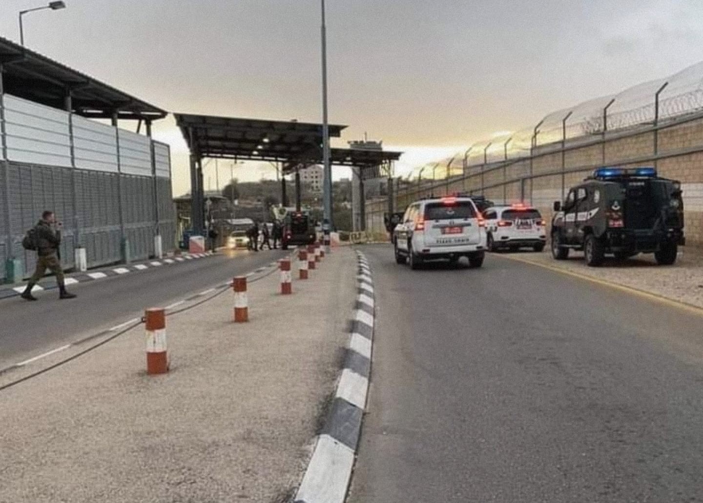 الاحتلال يغلق حاجز الجيب في القدس بعد ورود أنباء عن محاولة تنفيذ عملية طعن