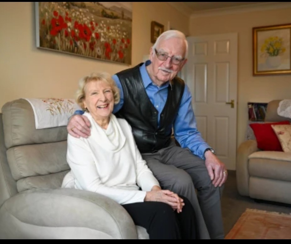 مسنان فى أواخر الثمانينيات يقرران الزواج