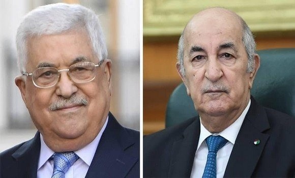 الرئيس عباس ونظيره الجزائري يتبادلان الأوسمة