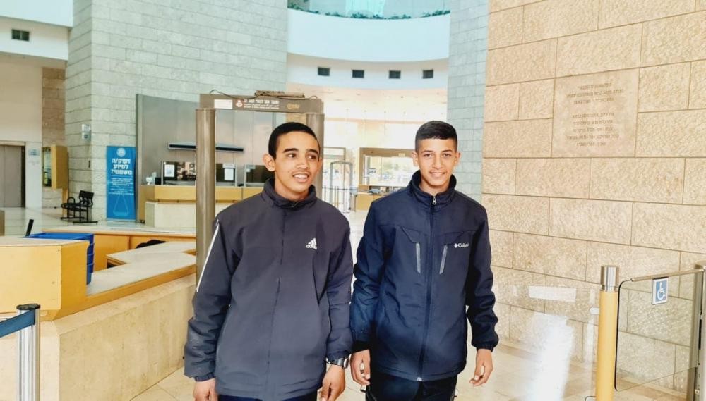 الاحتلال يحكم على طفلين من النقب بالحبس المنزلي وغرامة مالية