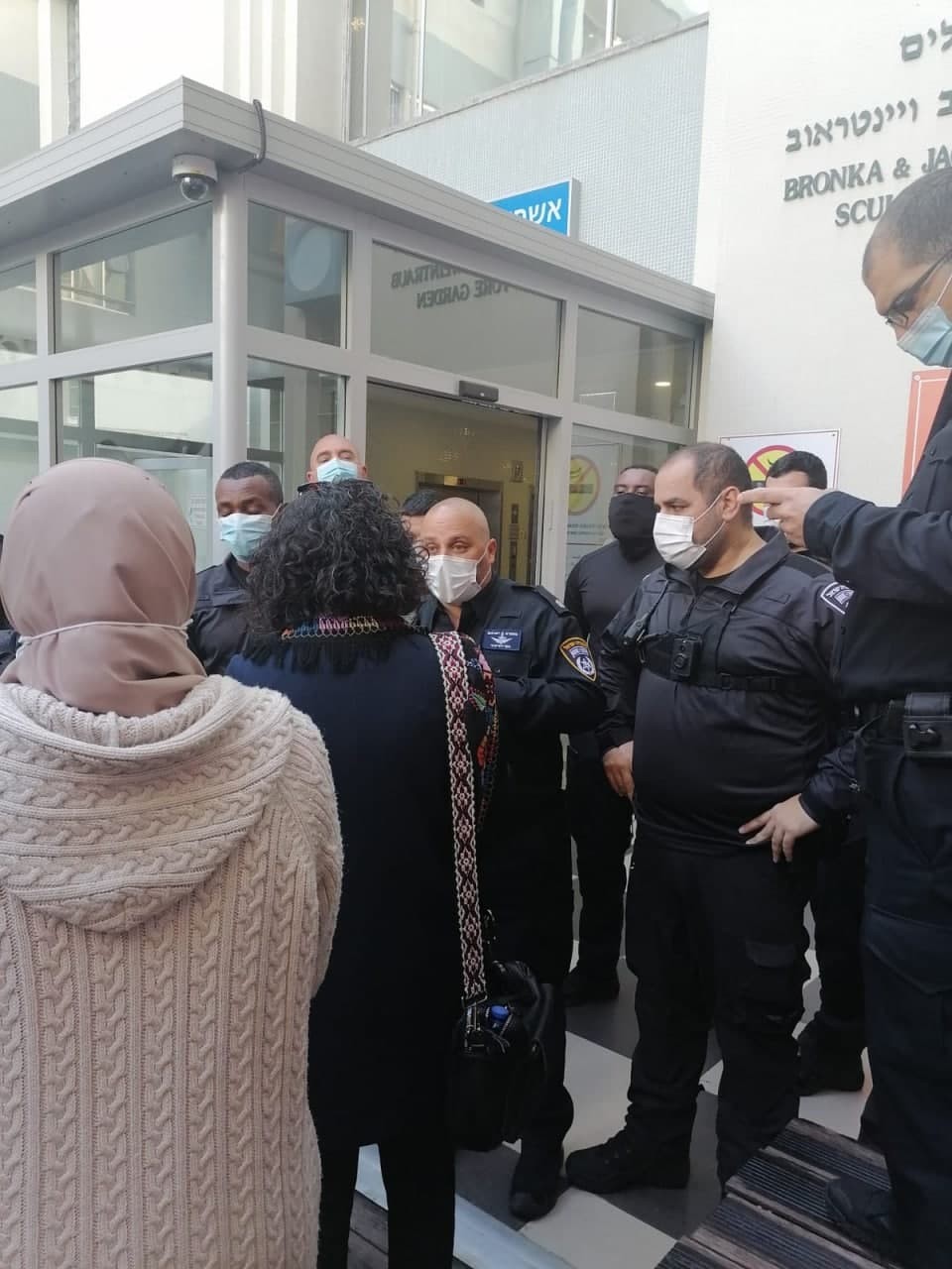 قوات الاحتلال تقتحم المستشفى المتواجد فيه الأسير هشام أبو هواش