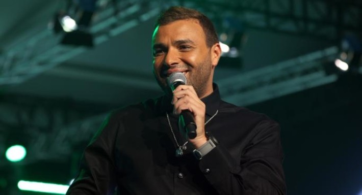 رامي صبري يمازح طفل من جمهور حفله بالإمارات: إيه اللي مصحيك لدلوقتي؟