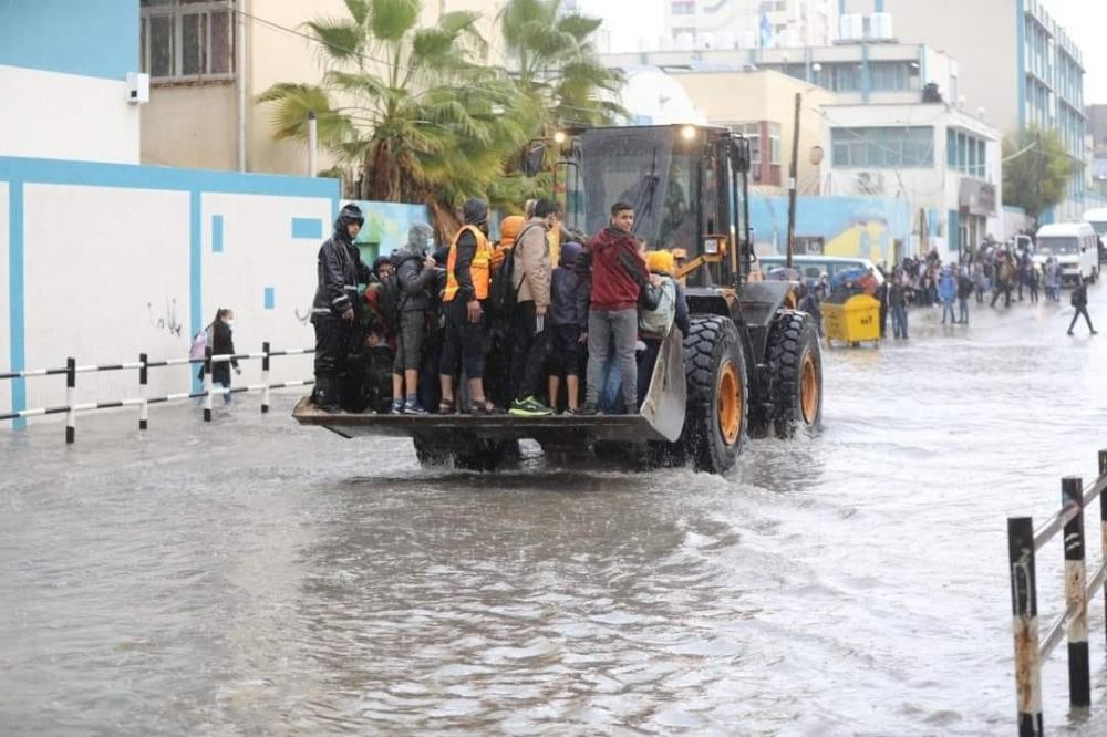 بلدية غزة: طواقمنا تعمل على مدار الساعة لمعالجة أثار المنخفض الجوي