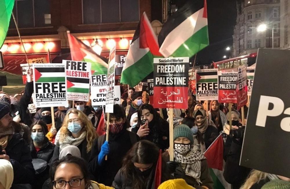 تظاهرة تضامنية مع أهالي حي الشيخ جراح أمام السفارة الإسرائيلية في لندن