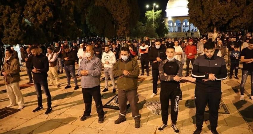 مئات المصلين يُلبون نداء "الفجر العظيم" للصلاة في باحات المسجد الأقصى