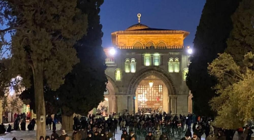 مصلون يلبون نداء الفجر العظيم في المسجد الأقصى رغم أجواء البرد