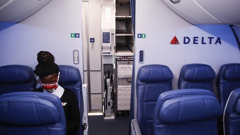 أيرلندى يواجه عقوبة محتملة بالسجن 20 عامًا بعد رفضه ارتداء الكمامة بالطائرة