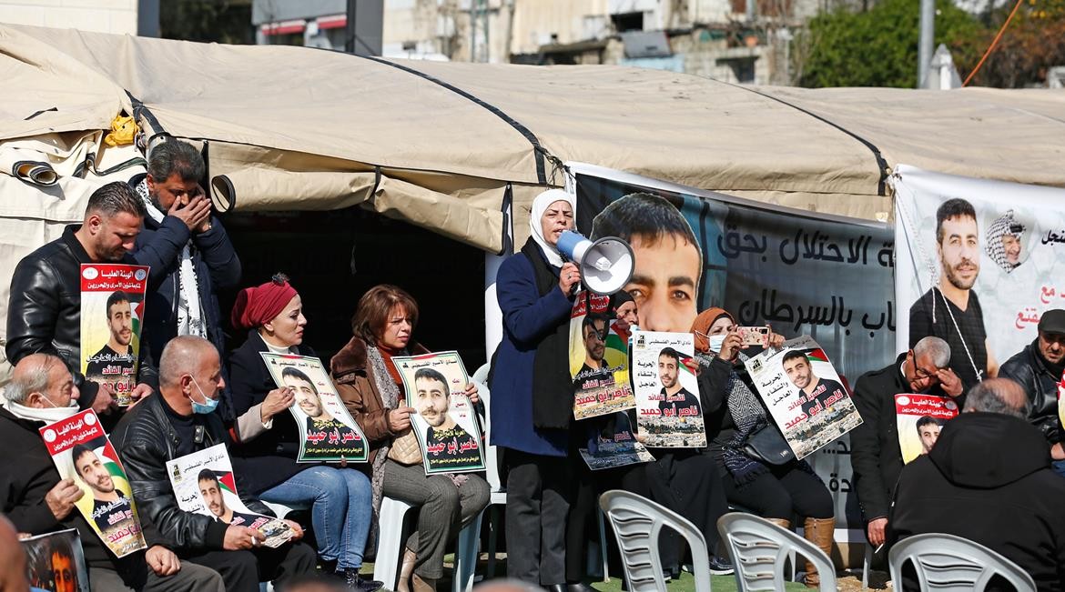 البيرة: وقفة إسناد ودعم للأسير المريض ناصر أبو حميد