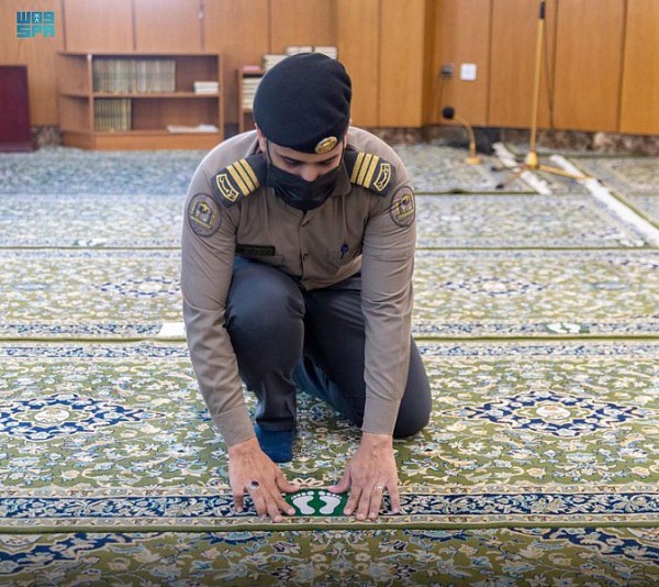 السعودية ترفع مستوى الإجراءات الاحترازية بوضع ملصقات التباعد الجسدي في المسجد الحرام