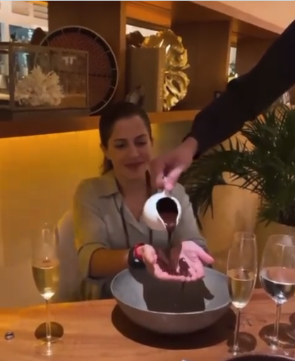 مطعم يقدم الشوكولاتة بصبها سائلة على أيدي الزبائن