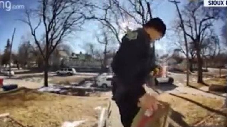 بالفيديو: شرطي يوصل الطعام لسيدة بعد اعتقال سائق سيارة التوصيل