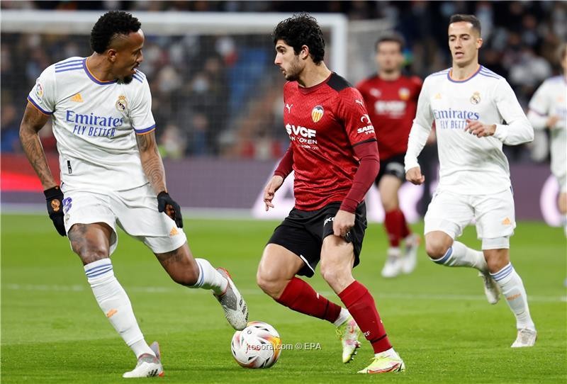 فالنسيا يتهم ريال مدريد بالسرقة.. وتعليق ساخر من بيكيه