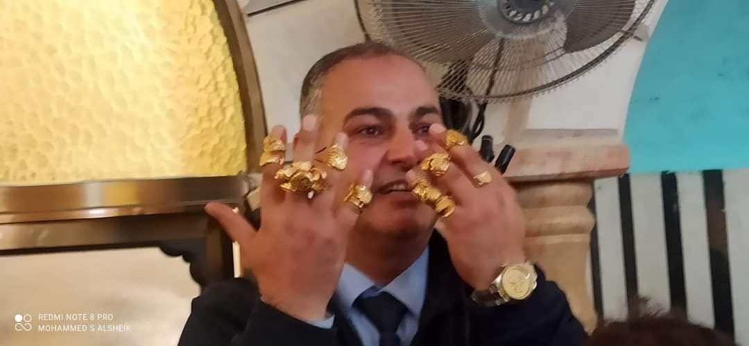 نساء قرية فلسطينية يتبرعن بالأموال والذهب لتوسعة مسجد