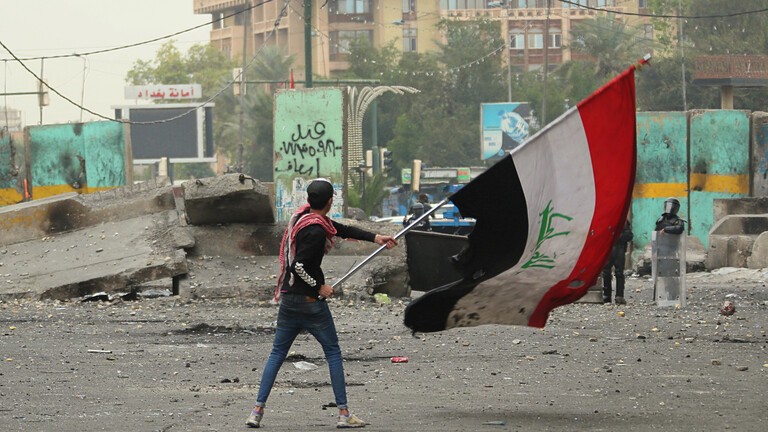 فيديو لأب يعذب ابنه بوحشية على خلفية الخروج بمظاهرات ضد قائد شرطة يثير ضجة كبيرة بالعراق