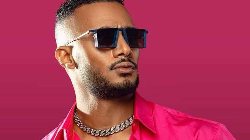 بالفيديو: شقيقة مايكل جاكسون تسخر من سقطة محمد رمضان على المسرح