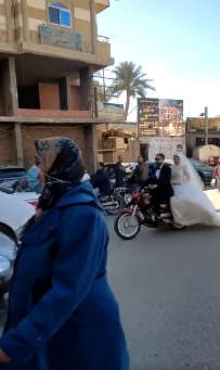 عروسان يحتفلان بزواجهما بزفة موتوسيكلات فى شوارع قنا