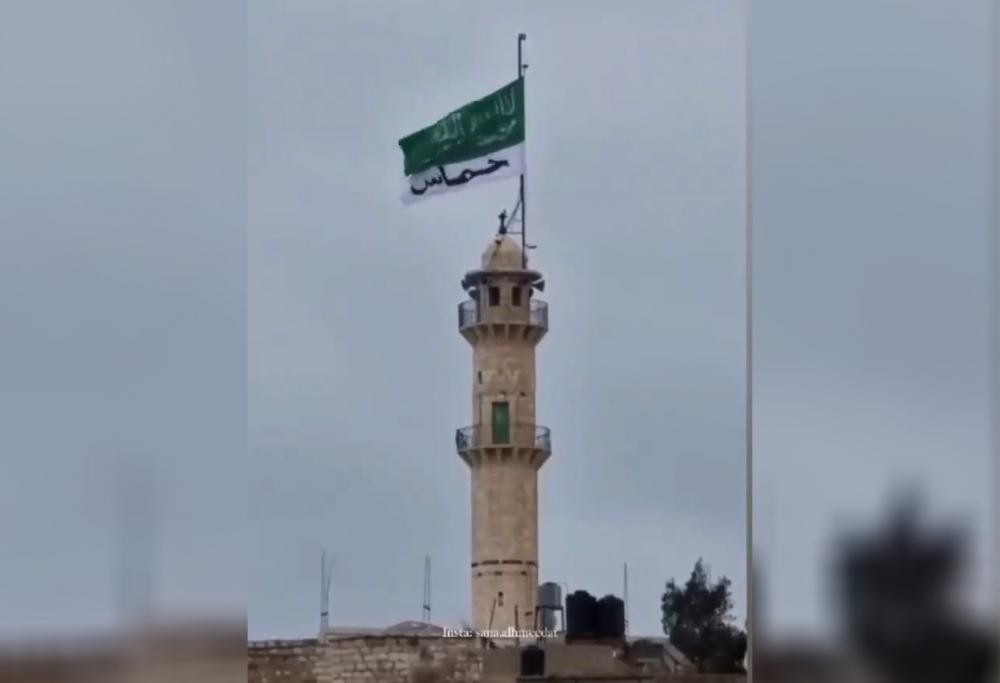 حركة حماس تُعقّب على إنزال وتمزيق قوات الأمن راياتها في الخليل