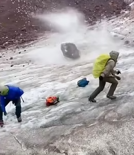 لحظة فرار متسلقى جبال فى روسيا من كتلة صخور ضخمة