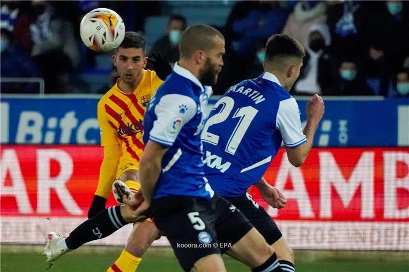 بالصور.. دي يونج يقود برشلونة لانتصار قاتل على ألافيس