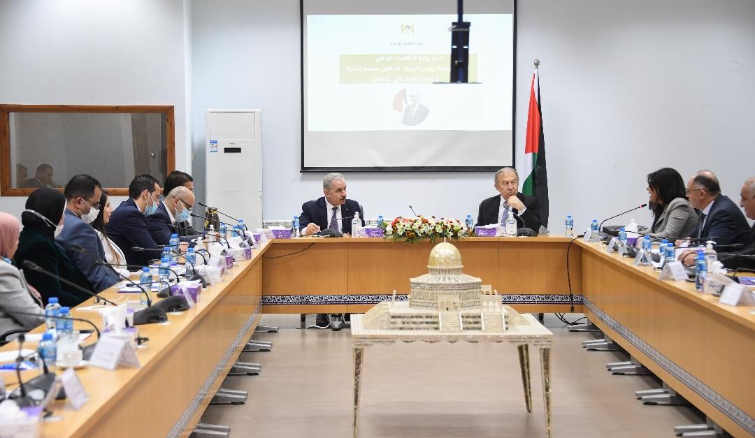 اشتية: الاقتصاد يشكل رافعة للسياسة وأداة مقاومة لتجسيد الدولة الفلسطينية المستقلة