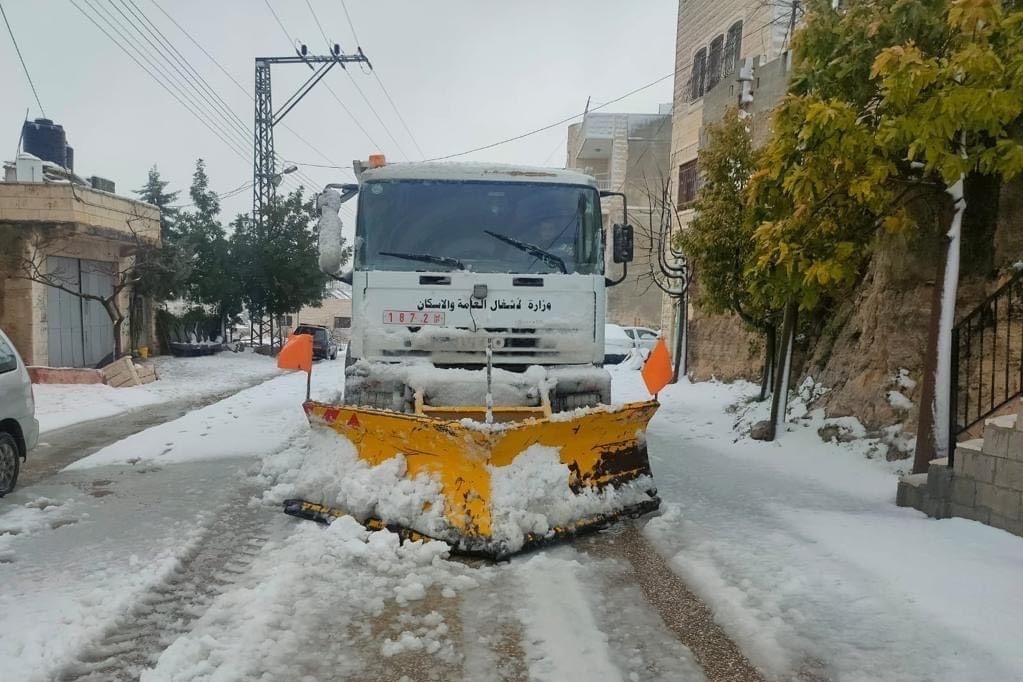 "الأشغال العامة" تشرع بإصلاح أضرار الطرق الناجمة عن المنخفض
