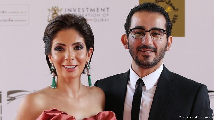 هل يُطلق احمد حلمي منى زكي بسبب جرأتها في فيلم أصحاب ولا أعز؟