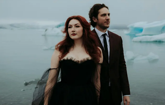 أمريكية تحتفل بزفافها بفستان أسود في قلب الثلوج